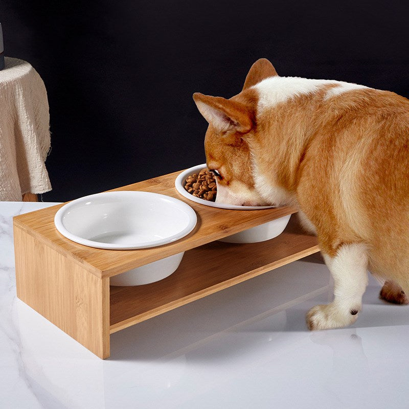 Tigela de cerâmica para cachorro na mesa de bambu